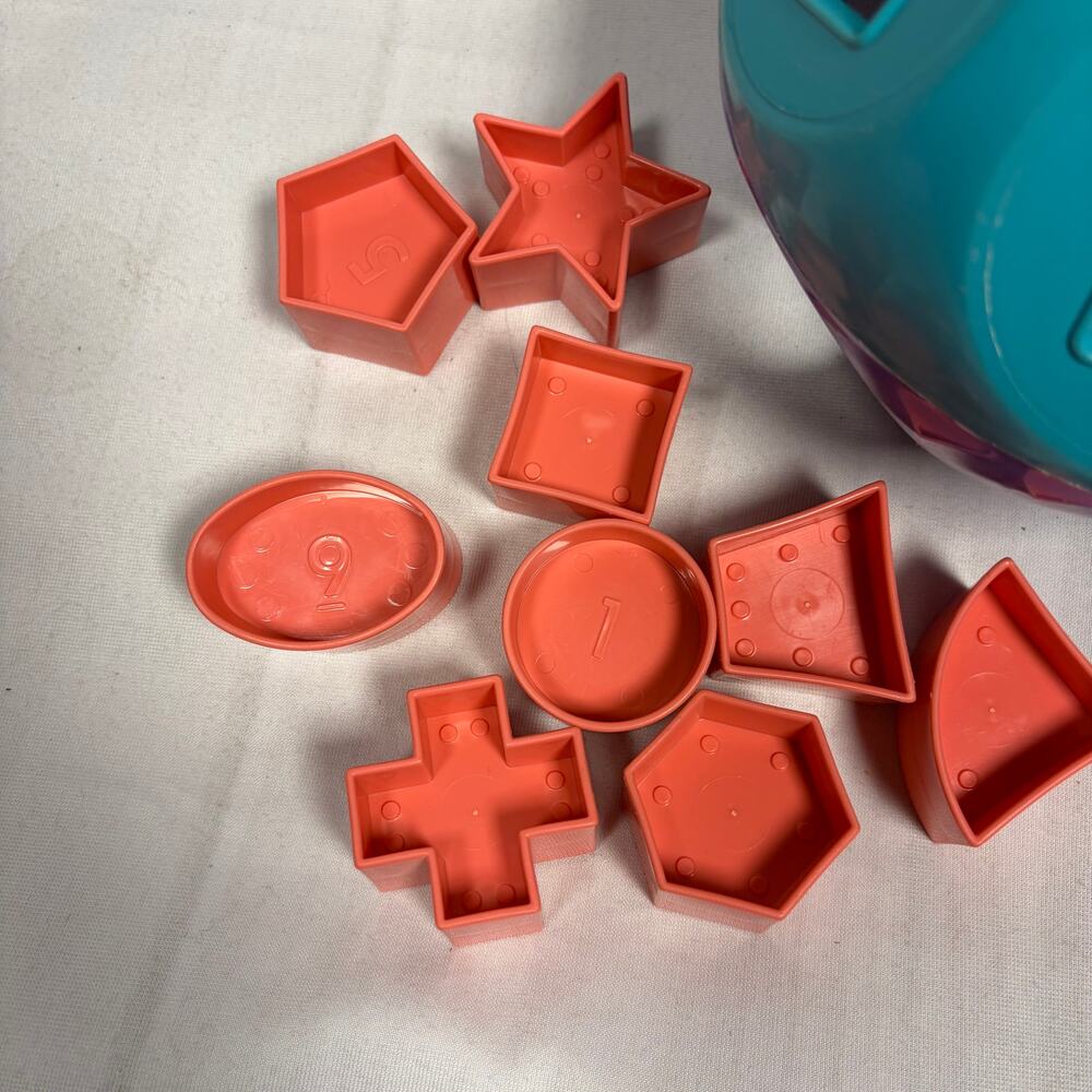Tupperware shapesorter - Picture 3 of 5